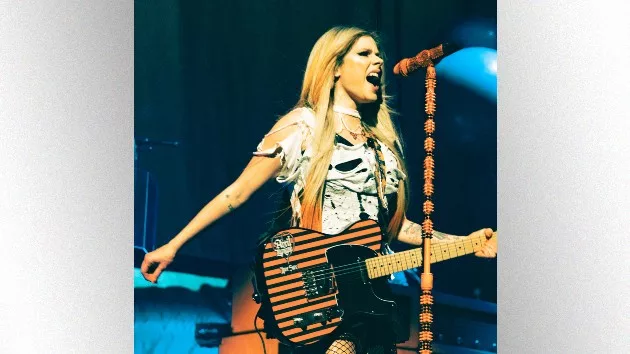 m_avrillavigneonstage_012224808646