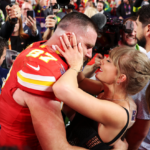 getty_taylorswifttraviskelcesuperbowl_021324877459