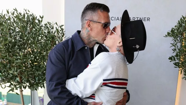 getty_careyhartandpinkkiss_071724928163