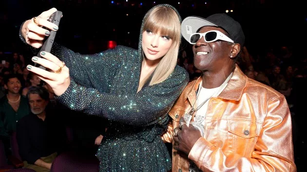 getty_flavaflavandtaylorswift_061223103804