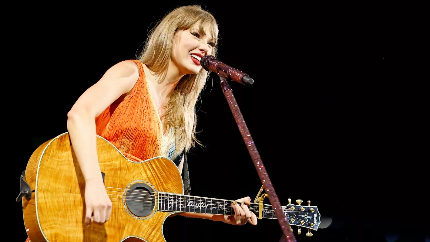 getty_taylorswifterastourtoronto_111524_033382