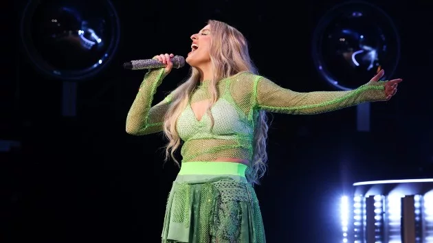 getty_meghantrainoronstage_112524708088