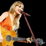 getty_taylorswifttorontoguitar_112624465037