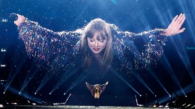 getty_taylorswiftbowing_121024161792