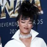 getty_rihannapeacesign_122024644792