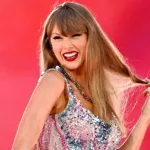 getty_taylorswiftgrins_010825806258