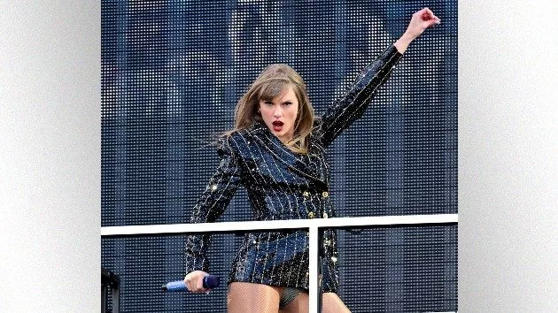 getty_taylorswiftblazer_012925494016