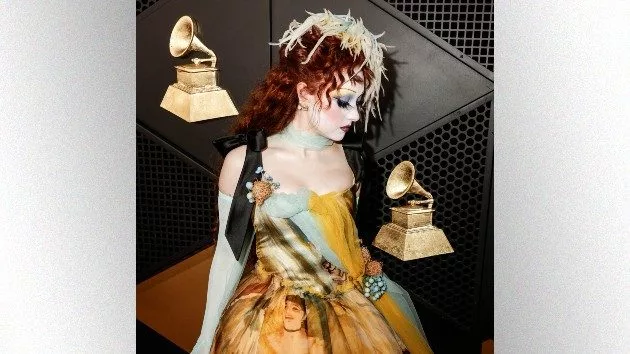 m_chappellroangrammysredcarpet_020425990562