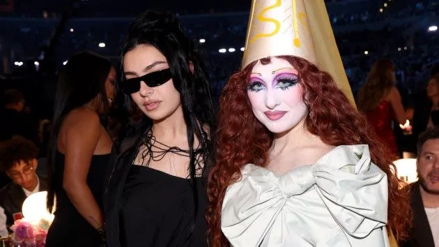 getty_charlixcxandchappellroangrammys_020925558844
