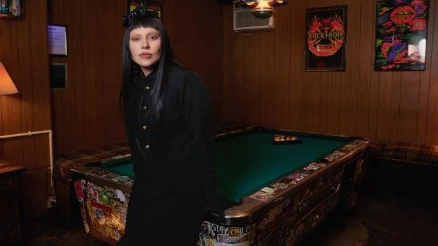 m_ladygagazaneapple_030525975207