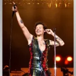 getty_harrystylespointingup_030725491768