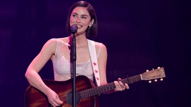 m_gracieabrams1_disney20ben20hider_022625934050