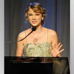 getty_taylorswiftdress2011_031925122730