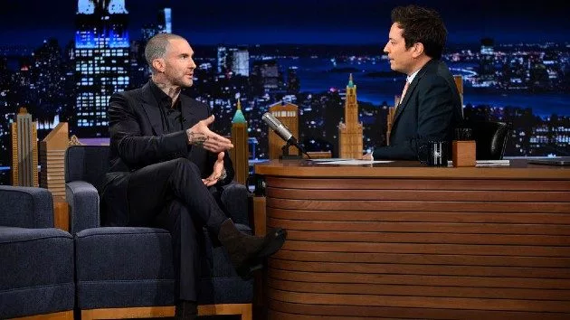 m_adam20levine20on20fallon_040825485550