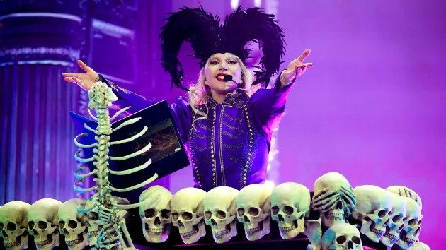 getty_ladygagaatcoachella_041225456381
