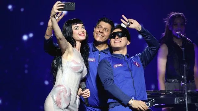 getty_katyperryandastrosuitguys_042425466473