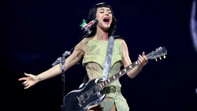 getty_katy20perry20guitar_043035668448
