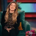 m_kellyclarksonsmilingonshow_050225543595