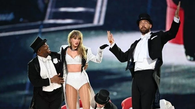 getty_taylor20and20travis20onstage20london_062725265255