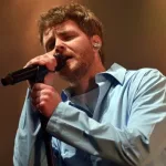 getty_alex20warren20singing20onstage_062625451541