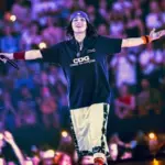 getty_billieeilisharmsout_072125900376