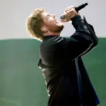 getty_alexwarrensinging_092225643324