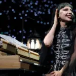 getty_ladygagaonstagepiano_111225788625
