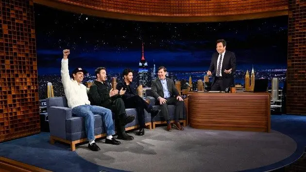 m_jonasbrothersscottkellyfallon_112425380597