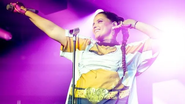 getty_nelly20furtado20onstage_112525295303