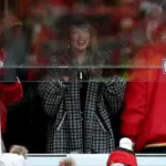 getty_taylorswiftsoloarrowhead_120825441472