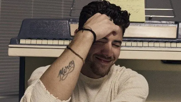 m_nickjonasgutpunch_121525886096