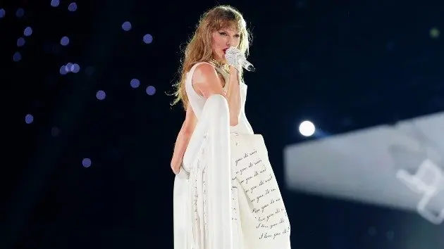 getty_taylorswiftinttpdgown_122325297969