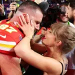 getty_taylorandtravisonthefield2_030624284247