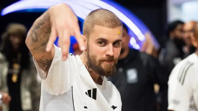 getty_justinbieberdunks_012826634576