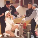 m_sabrinacarpentergrammys_020626910848