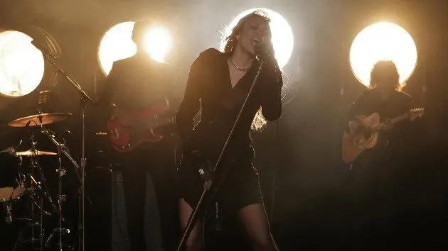 m_mileycyrussingingkimmel1_060225617840