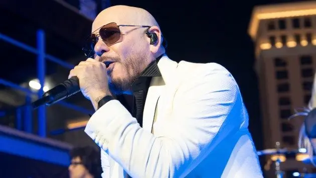 m_pitbull20nyre20microphone_christopher20willard_021726578556