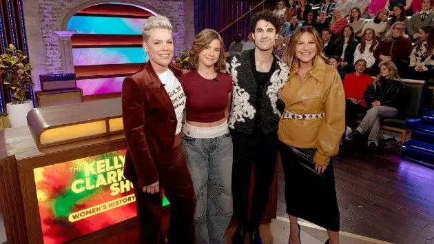 m_pink20on20kelly20show20with20guests_030226857261