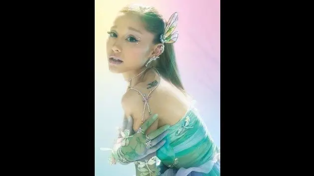 m_arianagrandeswarovski2026_031726321000