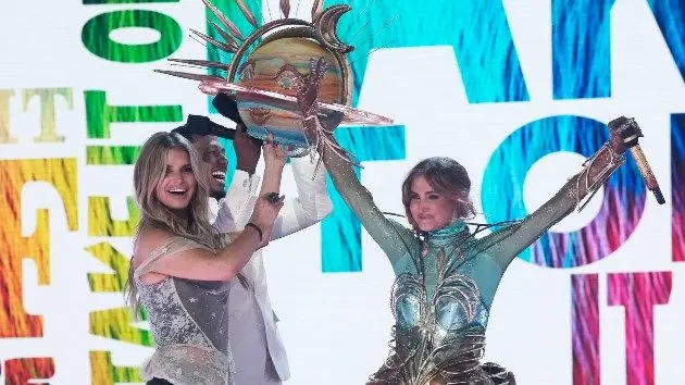 m_ashleesimpsonmaskedsinger_040226494748