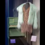 m_taylorswiftshowgirldisplay_041026770356