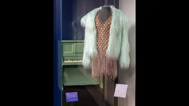 m_taylorswiftshowgirldisplay_041026770356