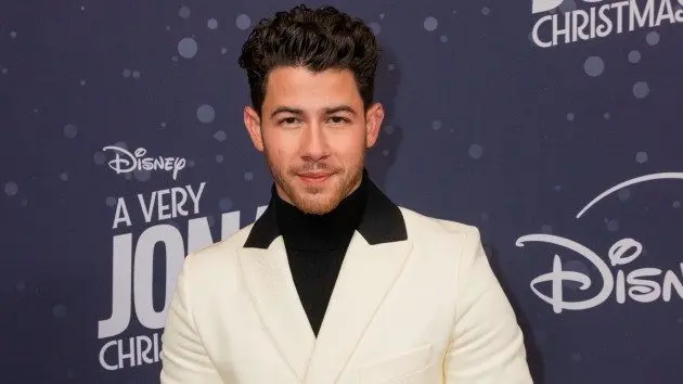m_nick20jonas20red20carpet_20disney20jose20alvarado20jr20_030426110184