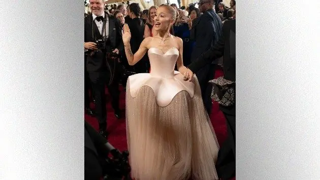 m_arianagrandeoscarredcarpet_ericmccandless_030225449886