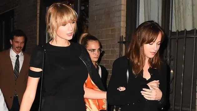 getty_taylorswiftdakotajohnson_041526960789