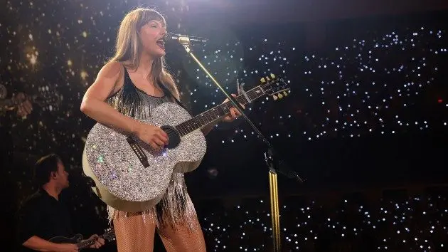 getty_taylor20silver20guitar_042326928708