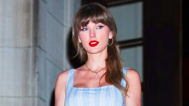 getty_taylor20swift20blue20dress_04282653341