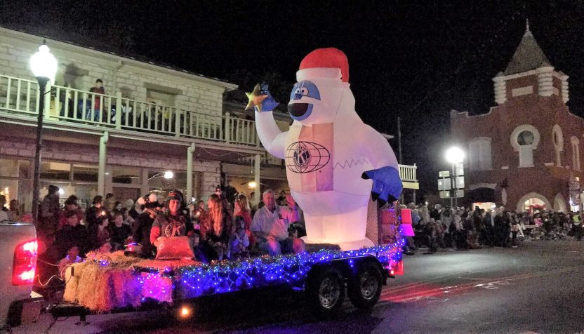 granbury-christmas-parade-granbury-square-facebook