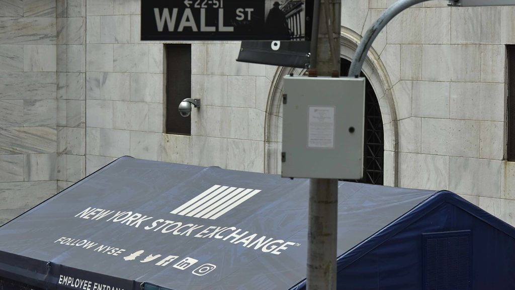 ny-wall-street-flashes-recession-signal