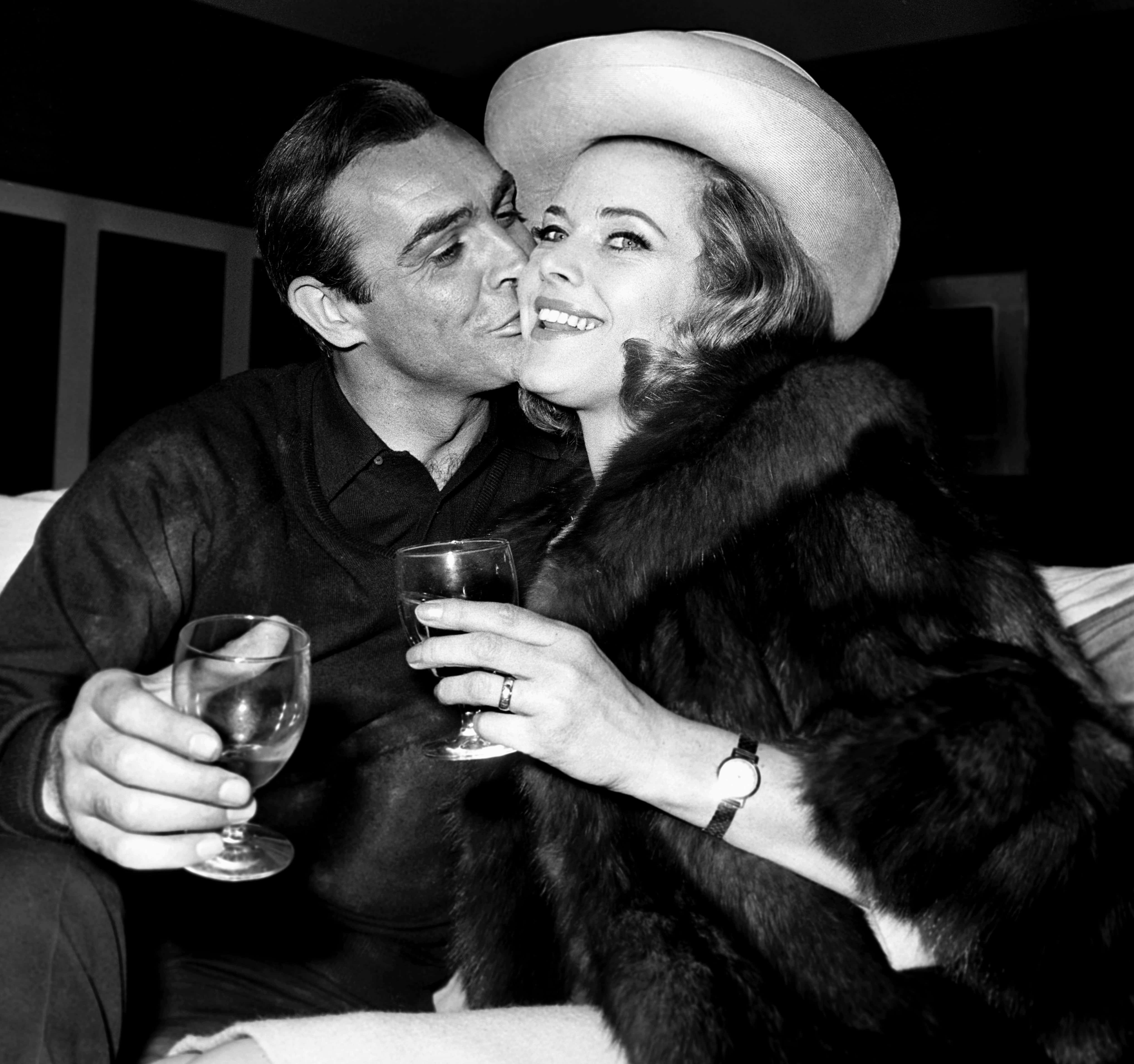 Honor Blackman Who Played Bond S Pussy Galore Dies At 94 77 Wabc